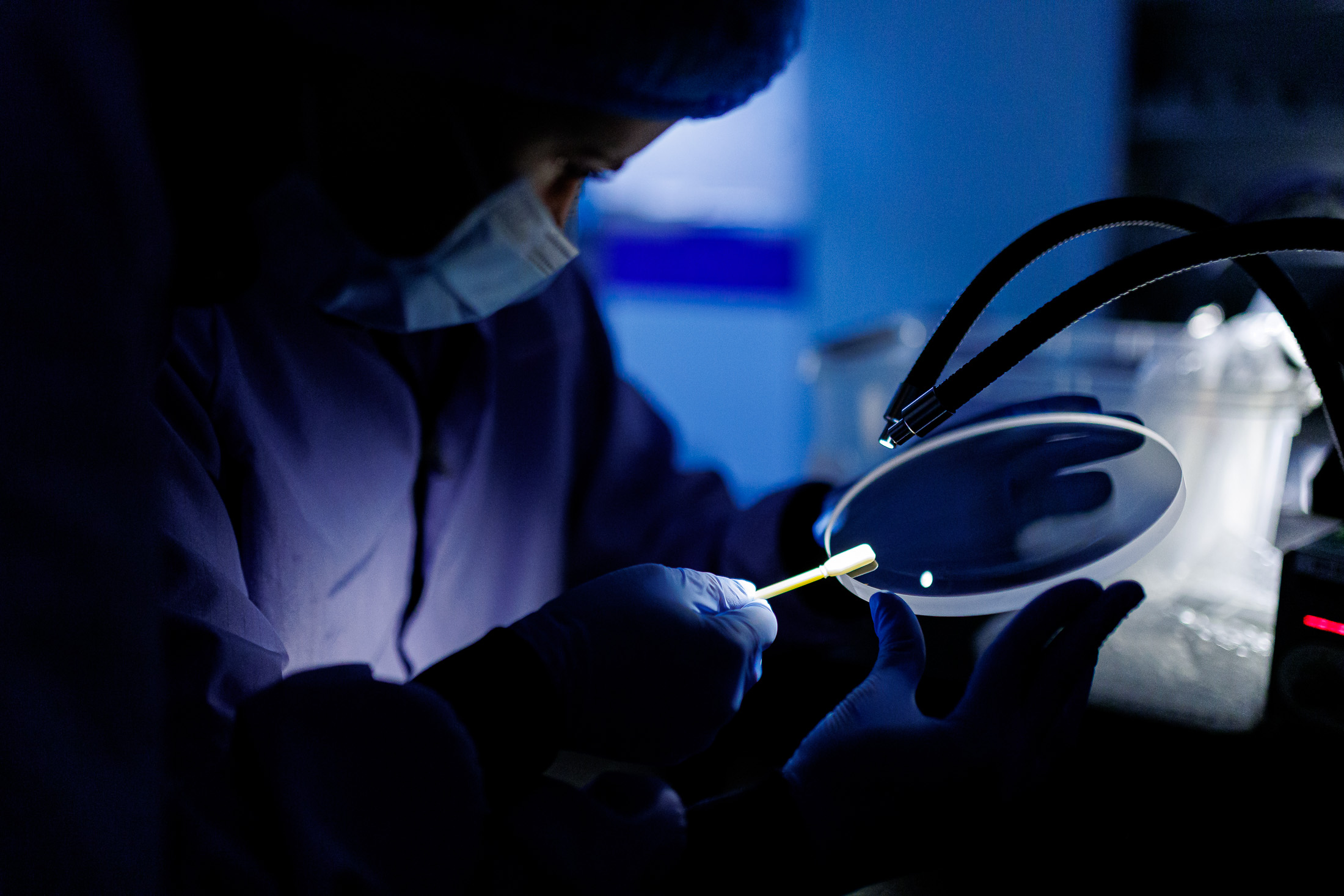 Whitepaper: Optical Components for Medical Er:YAG Lasers – Advanced Coating Strategies and Material Solutions for 2940 nm Applications